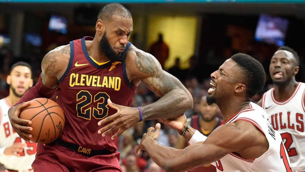 LeBron James intenta avanzar ante la defensa de Nwaba