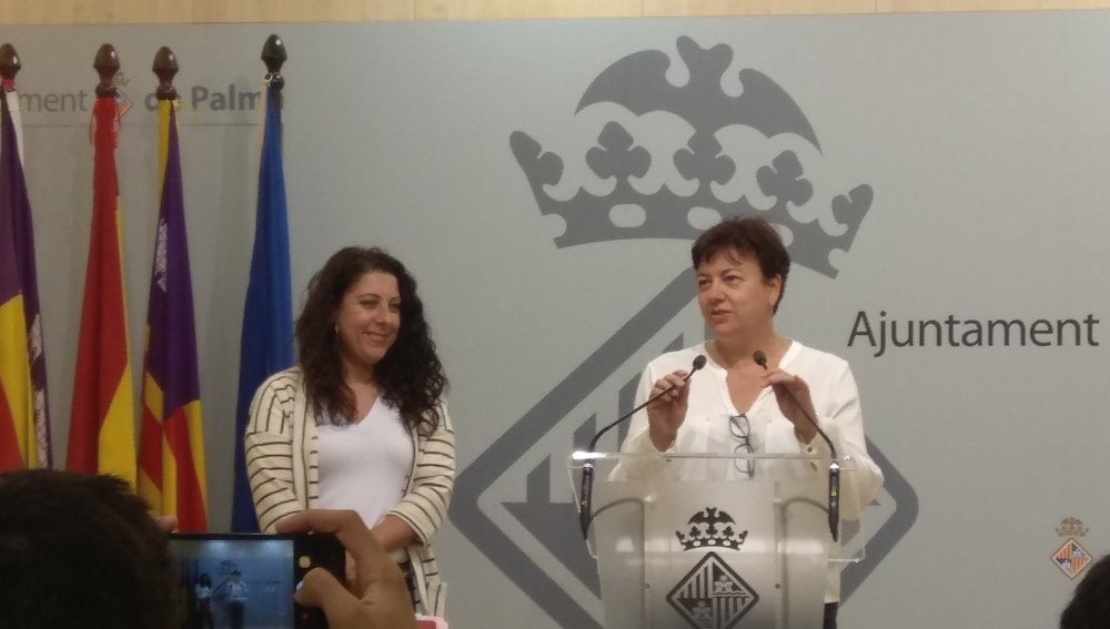 De izquierda a derecha: Angélica Pastor, regidora de Seguridad Ciudadana y Susana Moll, regidora de Educación