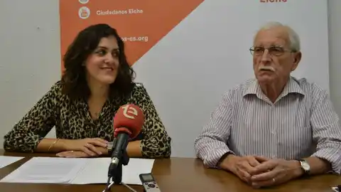 La concejala de C's Elche, Eva María Crisol, con el presidente honorífico del Consejo Municipal de Personas Mayores, Pedro Martínez. La concejala de C's Elche, Eva María Crisol, con el presidente honorífico del Consejo Municipal de Personas Mayores, Pedro Martínez.