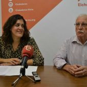 La concejala de C's Elche, Eva María Crisol, con el presidente honorífico del Consejo Municipal de Personas Mayores, Pedro Martínez. 