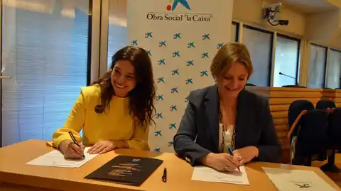 Firma del convenio entre el Ayuntamiento y La Caixa Firma del convenio entre el Ayuntamiento y La Caixa