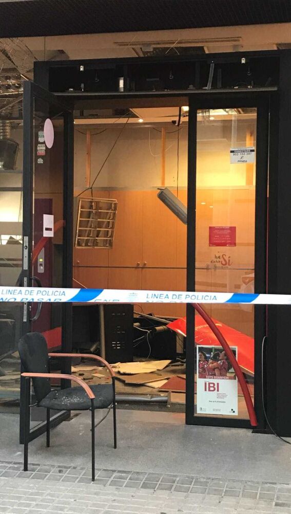 Estado en el que ha quedado el interior de la sucursal bancaria tras la explosión registrada