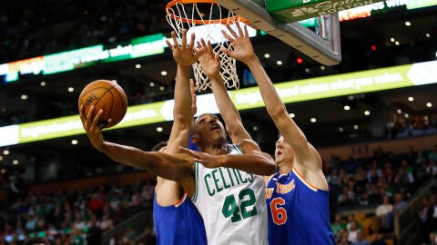 Horford intenta anotar ante la defensa de los Knicks