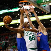 Horford intenta anotar ante la defensa de los Knicks Horford intenta anotar ante la defensa de los Knicks