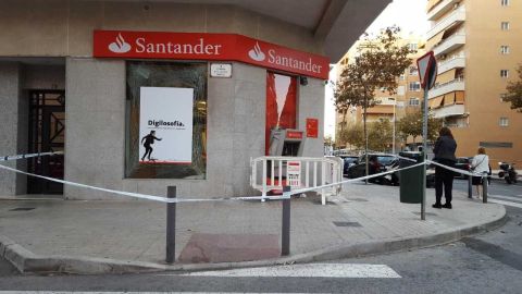 Zona acordonada con el cajero totalmente desencajado de la fachada del edificio