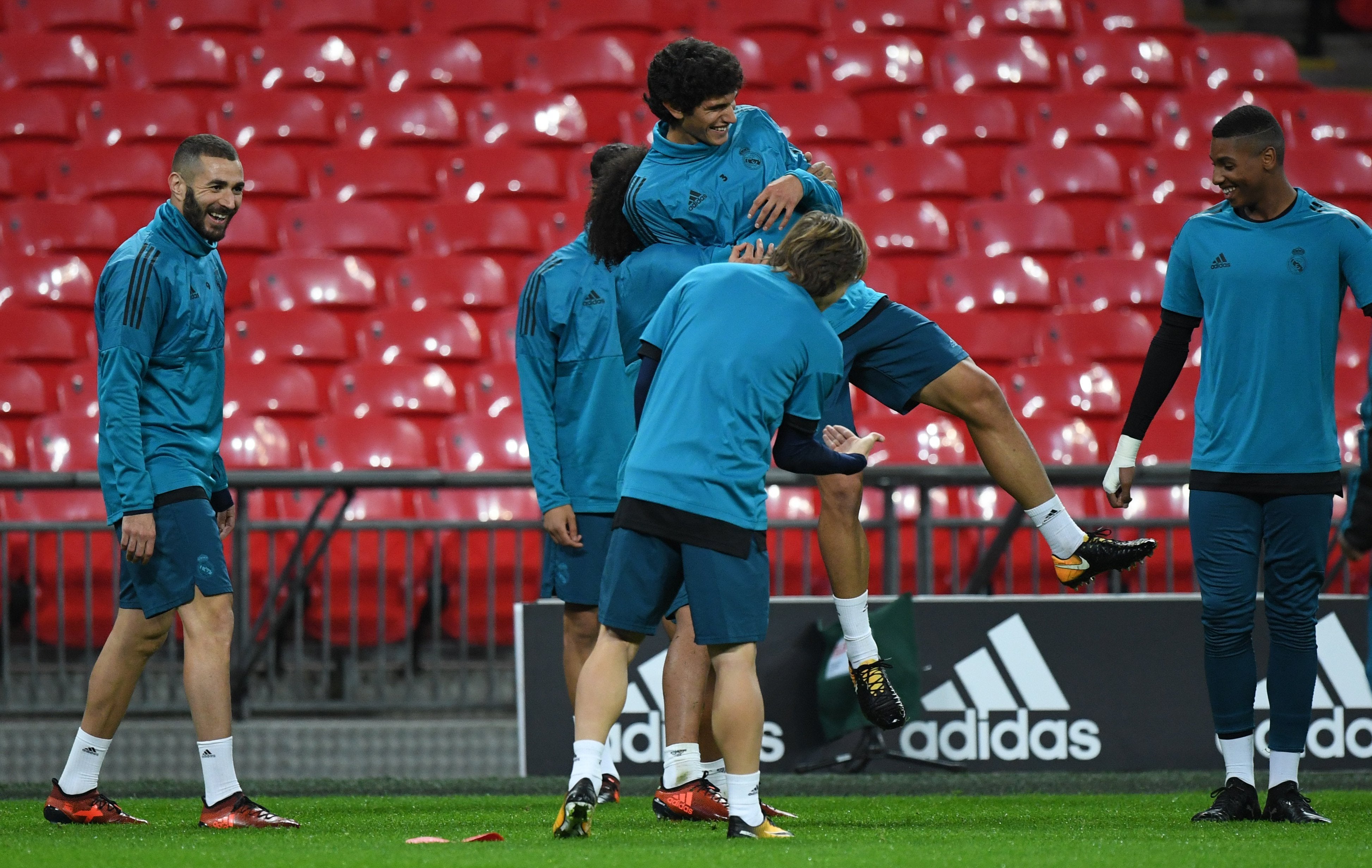 El Real Madrid se ejercita en Wembley en la víspera del duelo que decidirá el liderato de grupo El Real Madrid se ejercita en Wembley en la víspera del duelo que decidirá el liderato de grupo