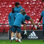 Los jugadores del Real Madrid se entrenan en Wembley.