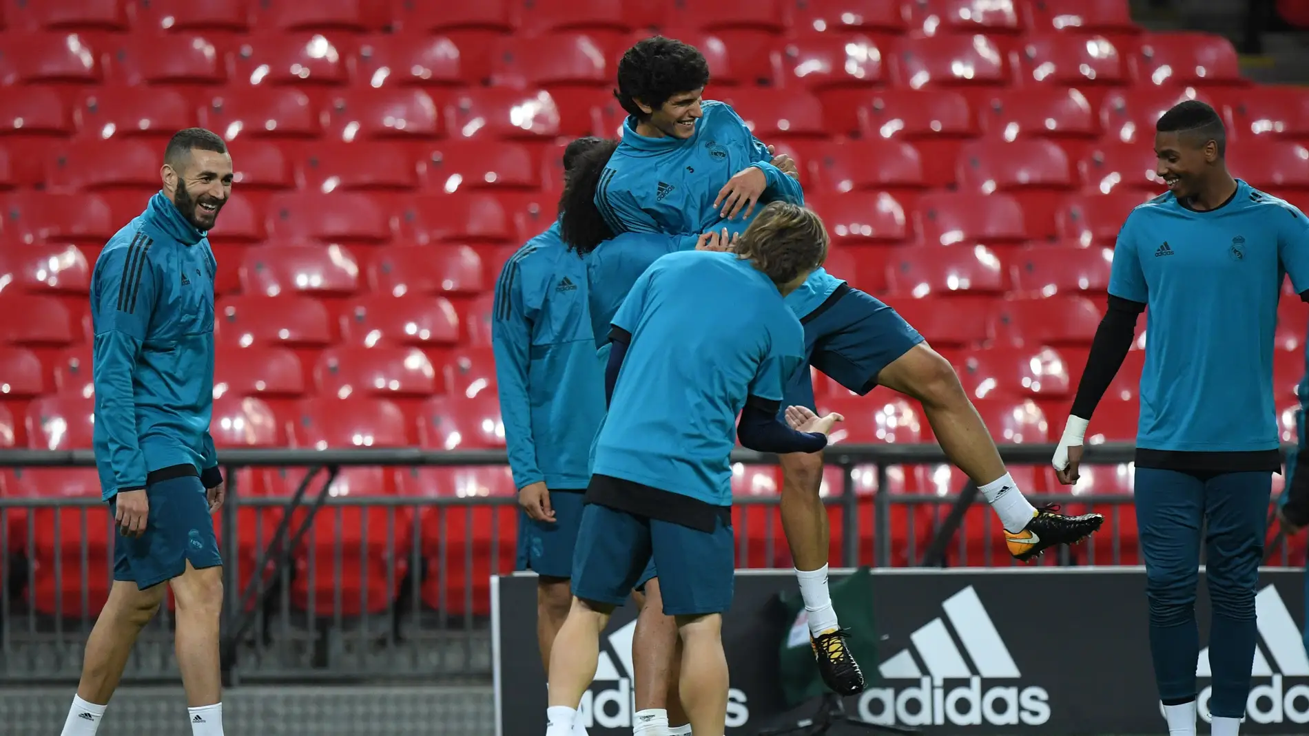 Los jugadores del Real Madrid se entrenan en Wembley.