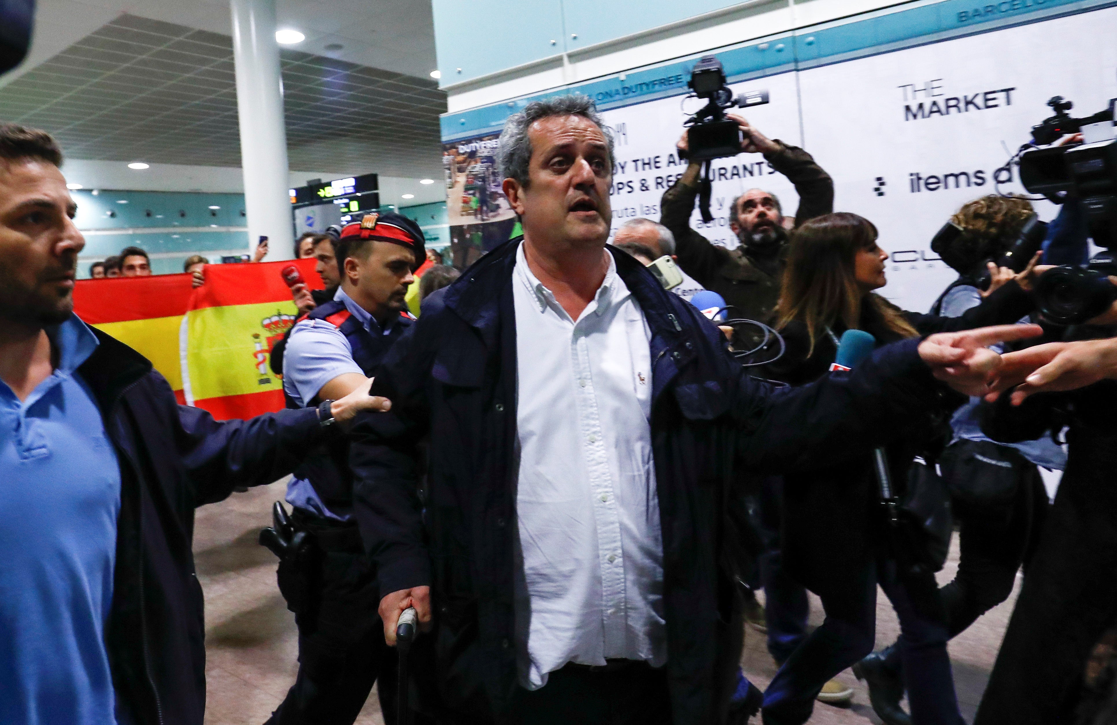 Los exconsellers Joaquim Forn y Dolors Bassa llegan a Barcelona tras acompañar a Puigdemont a Bruselas Los exconsellers Joaquim Forn y Dolors Bassa llegan a Barcelona tras acompañar a Puigdemont a Bruselas