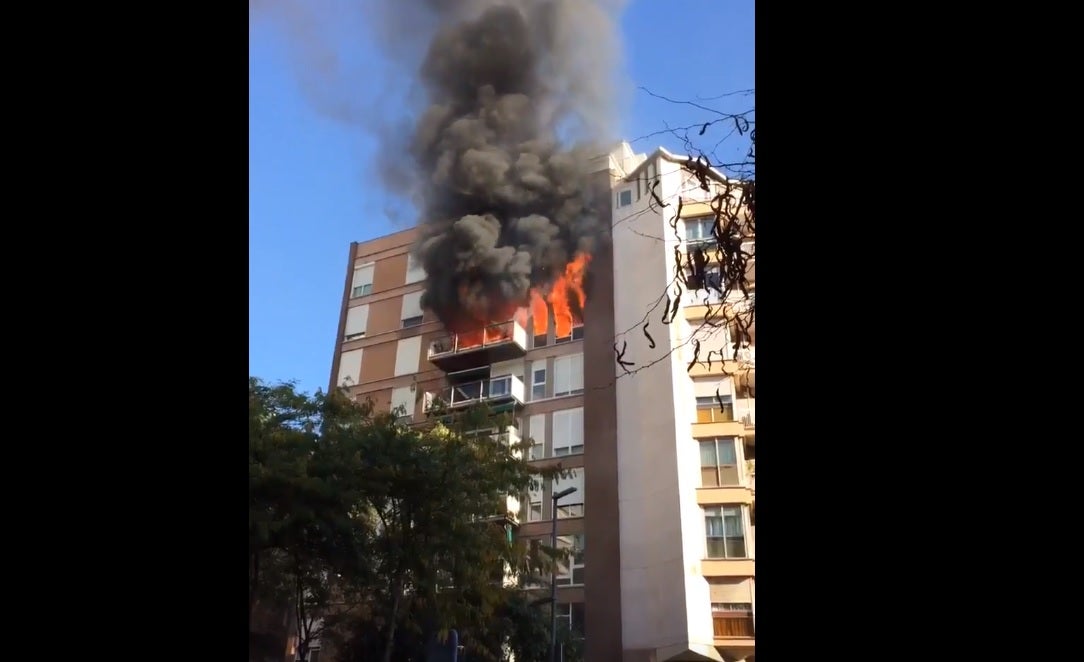 Un muerto y un herido muy grave en el incendio en un bloque de viviendas de Barcelona Un muerto y un herido muy grave en el incendio en un bloque de viviendas de Barcelona