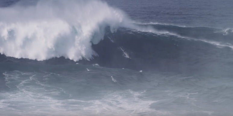 ¡Escalofriante! Los mejores surfistas desafían las olas gigantes de Nazaré en la primera gran marea del año ¡Escalofriante! Los mejores surfistas desafían las olas gigantes de Nazaré en la primera gran marea del año