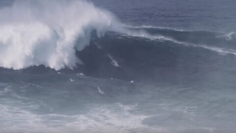Un surfista en una ola gigante en Nazar&eacute;
