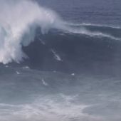 Un surfista en una ola gigante en Nazaré