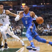 Russell Westbrook, en acción ante los Bucks
