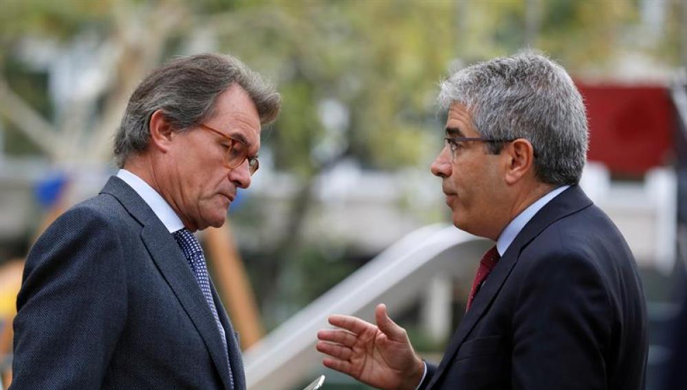 El expresidente de la Generalitat Artur Mas, conversa con Francesc Homs, en las inmediaciones de la Audiencia Nacional