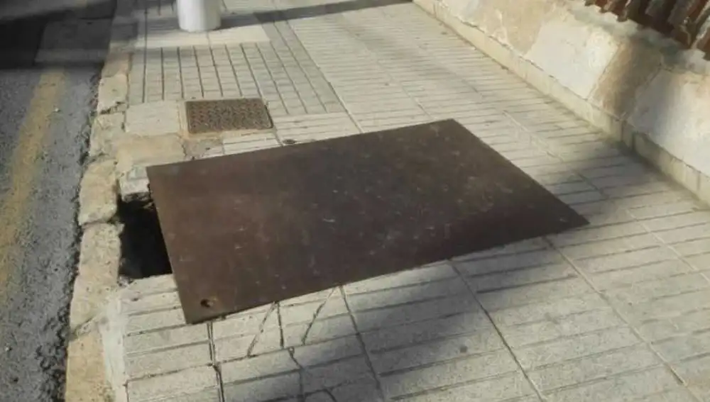 Una chapa metálica tapa un agujero en la Avenida Candalix de Elche Una chapa metálica tapa un agujero en la Avenida Candalix de Elche