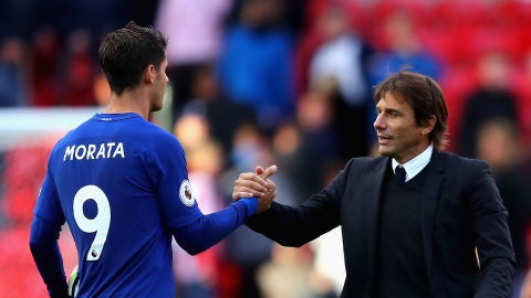&Aacute;lvaro Morata se saluda con su t&eacute;cnico Antonio Conte