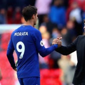 Álvaro Morata se saluda con su técnico Antonio Conte