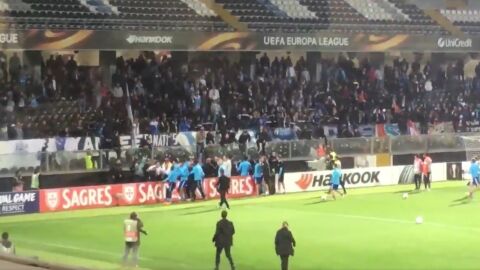 Evra da una patada a un aficionado