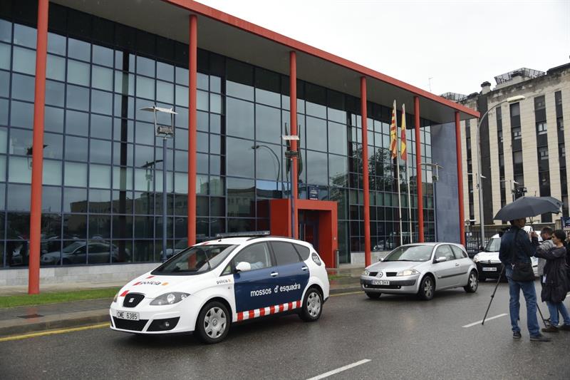 La Guardia Civil vuelve a entrar en la comisaría de los Mossos de Lleida La Guardia Civil vuelve a entrar en la comisaría de los Mossos de Lleida