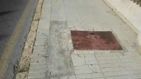 Estado en en el que se encuentra la acera de la Avenida Candalix de Elche Estado en en el que se encuentra la acera de la Avenida Candalix de Elche