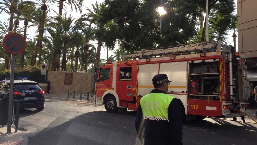 Vechículo de bomberos junto al colegio Jesuitinas de Elche