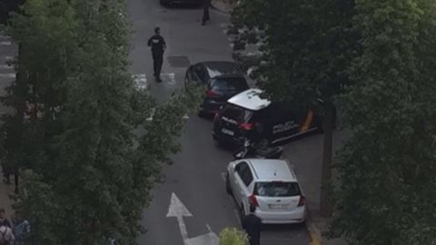 Agente de la Polic&iacute;a Nacional junto al banco de Elche atracado