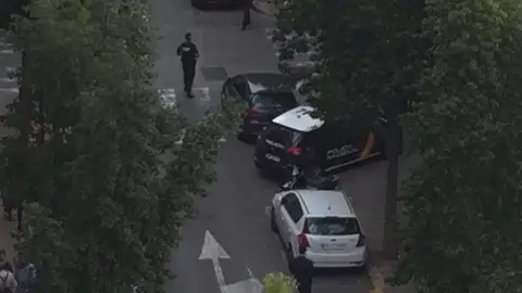 Agente de la Policía Nacional junto al banco de Elche atracado Agente de la Policía Nacional junto al banco de Elche atracado
