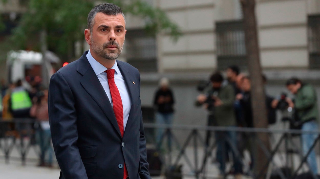 Rubén Amón indulta a Santi Vila: "Se terminó marchando más por cálculo político que por compromiso ético" Rubén Amón indulta a Santi Vila: "Se terminó marchando más por cálculo político que por compromiso ético"