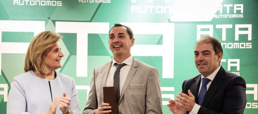 David Robles recibe de Fátima Báñez el Premio ATA a la Labor Periodística del año David Robles recibe de Fátima Báñez el Premio ATA a la Labor Periodística del año