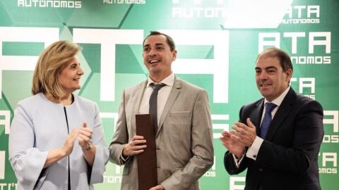 David Robles recibe de F&aacute;tima B&aacute;&ntilde;ez el Premio ATA a la Labor Period&iacute;stica del a&ntilde;o