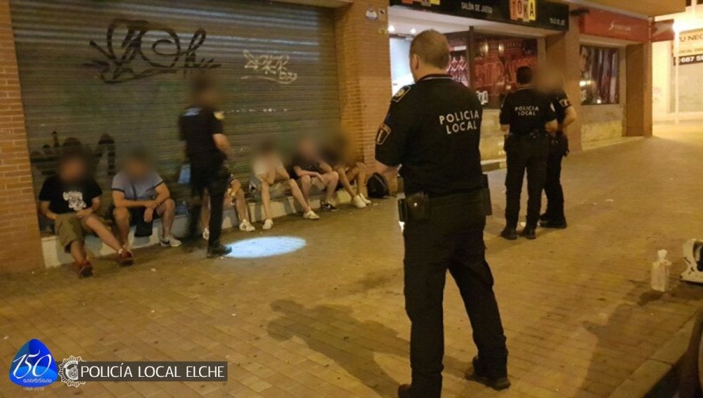 Agentes de la Policía Local de Elche en un control sobre el consumo de alcohol en la vía pública
