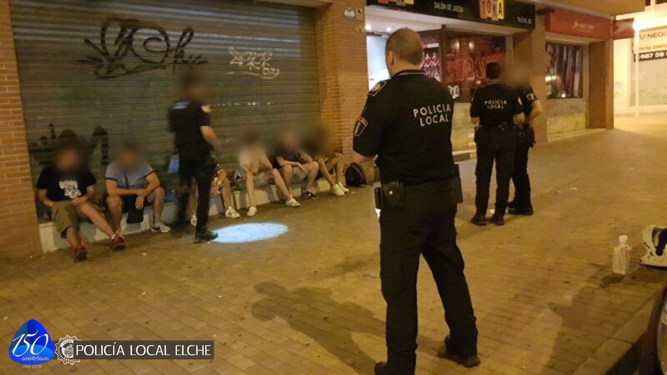 La Policía Local de Elche precinta 600 botellas de un establecimiento que vendía alcohol a menores La Policía Local de Elche precinta 600 botellas de un establecimiento que vendía alcohol a menores