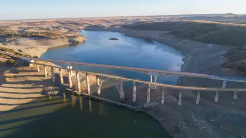 La bajada del nivel de las aguas a causa de la sequía en el embalse de Ricobayo, hace que se puedan observar los tres puentes a la altura de Manzanal La bajada del nivel de las aguas a causa de la sequía en el embalse de Ricobayo, hace que se puedan observar los tres puentes a la altura de Manzanal