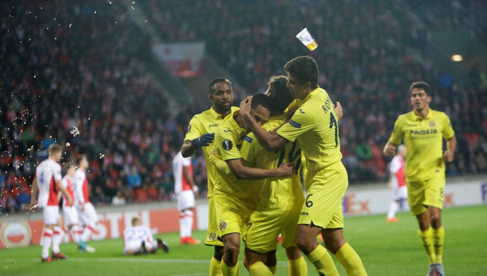 Los jugadores del Villarreal celebran el 0-1 ante el Slavia de Praga
