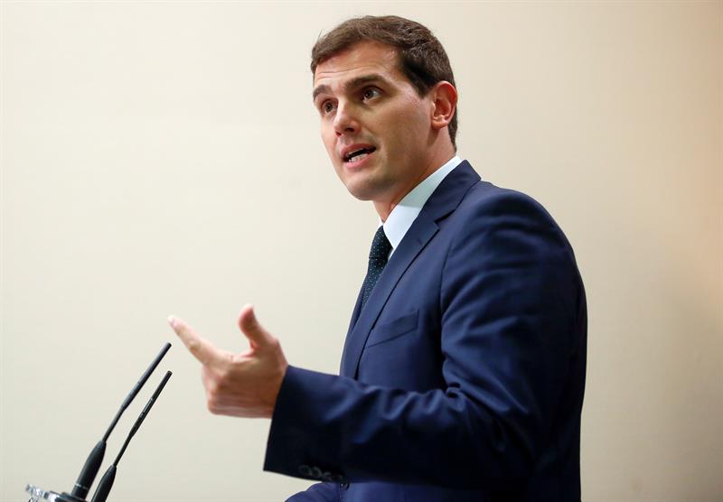 Rivera afirma que Forcadell ha tenido que confesar la verdad al juez después de engañar a los catalanes Rivera afirma que Forcadell ha tenido que confesar la verdad al juez después de engañar a los catalanes