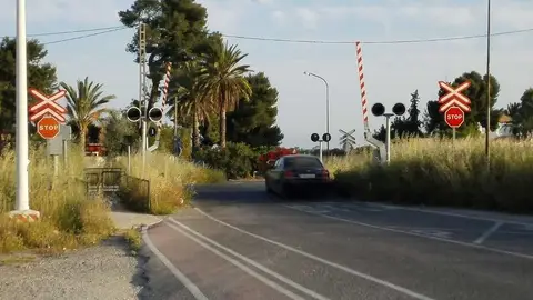 Un vehículo circula por el paso a nivel de la pedanía de Torrellano de Elche Un vehículo circula por el paso a nivel de la pedanía de Torrellano de Elche