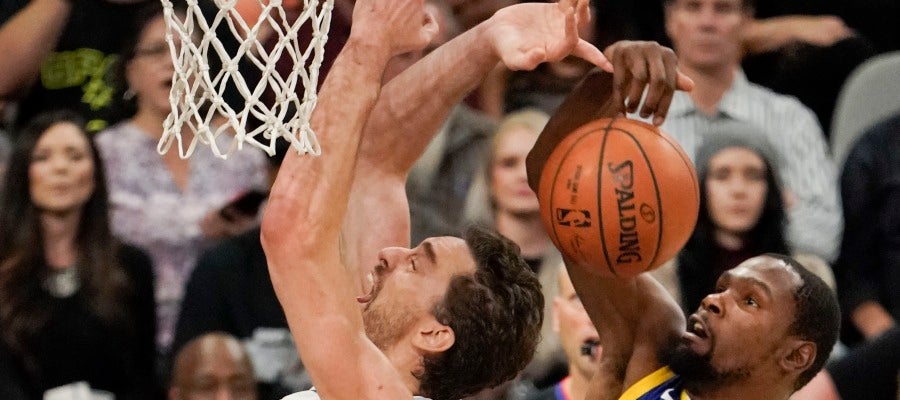 Pau Gasol, en pugna con Kevin Durant Pau Gasol, en pugna con Kevin Durant