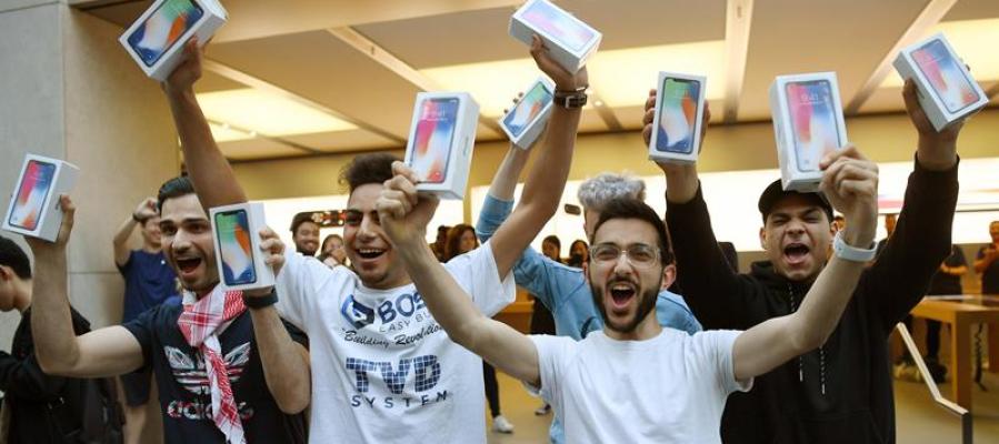 Varias personas celebran su compra del nuevo iPhone X en una tienda Apple en Sídney Varias personas celebran su compra del nuevo iPhone X en una tienda Apple en Sídney