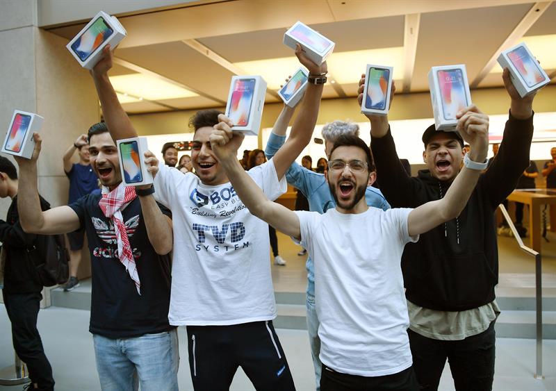 El lanzamiento del iPhone X provoca largas colas en las tiendas de Apple de Madrid y Barcelona El lanzamiento del iPhone X provoca largas colas en las tiendas de Apple de Madrid y Barcelona
