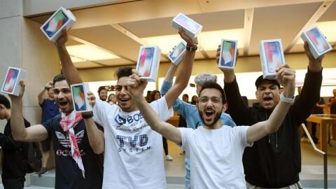 Varias personas celebran su compra del nuevo iPhone X en una tienda Apple en S&iacute;dney