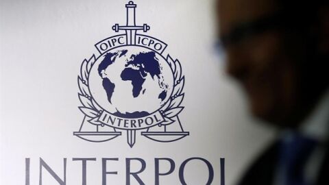 Escudo de la Organizaci&oacute;n Internacional de Polic&iacute;a Criminal (INTERPOL)