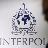 Escudo de la Organización Internacional de Policía Criminal (INTERPOL)
