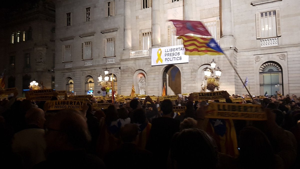 Los independentistas vuelven a manifestarse en Barcelona y Girona para pedir la liberación de los exconsellers Los independentistas vuelven a manifestarse en Barcelona y Girona para pedir la liberación de los exconsellers