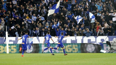 El Alav&eacute;s celebra un gol