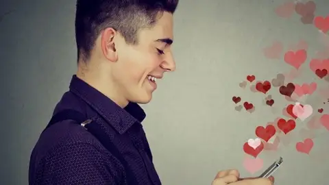 Un joven con una app de ligar Un joven con una app de ligar