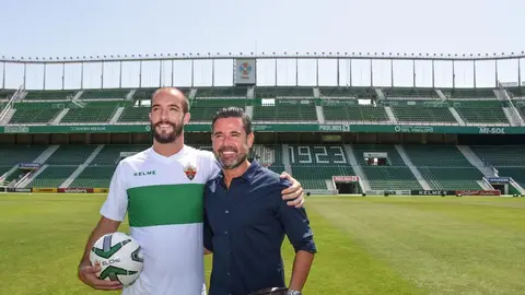 Román Golobart en su presentación con el Elche Román Golobart en su presentación con el Elche