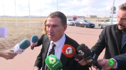 Jaume Alonso-Cuevillas hablando con los medios