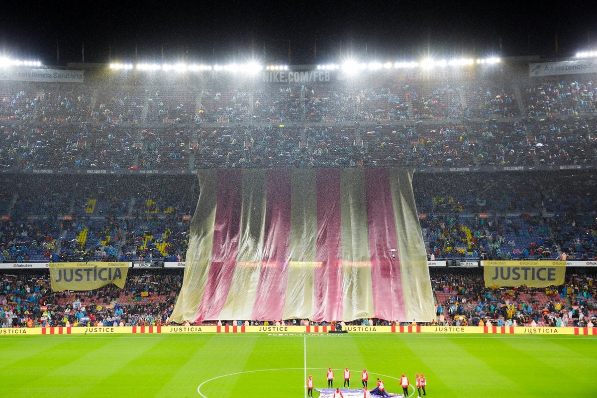 El Camp Nou pide 'justicia' para el Govern cesado con 70.000 cartulinas de 'libertad presos políticos' El Camp Nou pide 'justicia' para el Govern cesado con 70.000 cartulinas de 'libertad presos políticos'