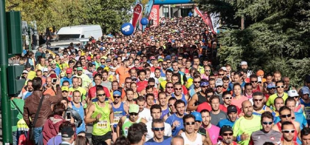 Un atleta le pide matrimonio a su pareja cuando estaba corriendo la media maratón de Motril (Granada) Un atleta le pide matrimonio a su pareja cuando estaba corriendo la media maratón de Motril (Granada)
